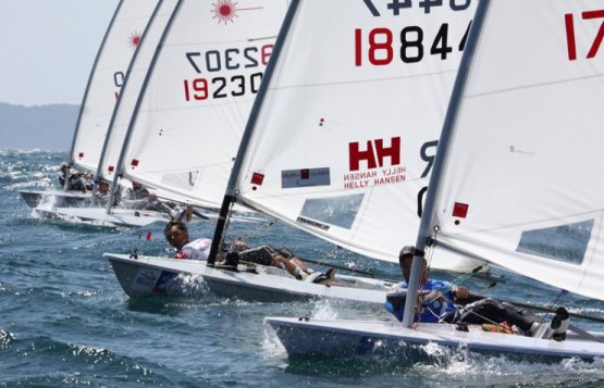 Ein Bild, das ganz besondere Erinnerungen weckt. Selten zuvor dürften bei Philipp (2. von rechts) Gefühle von Erfolg und Niederlage so eng beieinander gelegen haben wie hier, 2009 im Medal-Race der SOF in Hyeres. Ein Bild, das ganz besondere Erinnerungen weckt. Selten zuvor dürften bei Philipp (2. von rechts) Gefühle von Erfolg und Niederlage so eng beieinander gelegen haben wie hier, 2009 im Medal-Race der SOF in Hyeres.