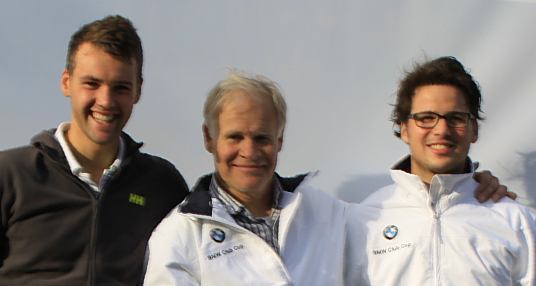 Feierten beim BMW Club Cup-Finale Premiere im ehemals olympischen Drachen und freuten sich über einen sehr guten sechsten Platz unter starker Konkurrenz: (Von links) Philipp Buhl, Vater Friedl Buhl und Tobi Hoh.{ img_8014-2
