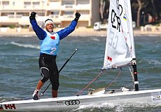 Nach dem siegreichen Zieldurchgang der inneren Anspannung Luft gemacht. (Bild: Philippe Laurenson/dppi/FFVoile) Thumbnail image