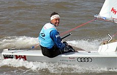 Glück und Freude über den ersten Medalrace- und Weltcupsieg sind ihm ins Gesicht geschrieben. (Bild: Philippe Laurenson/dppi/FFVoile) Thumbnail image